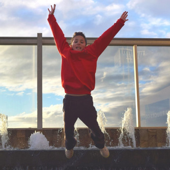 Ein Junge springt hoch