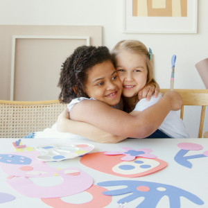 Zwei Kinder umarmen sich