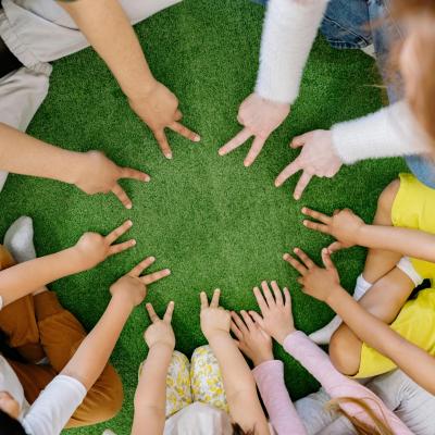 Kinder stimmen mit den Händen ab